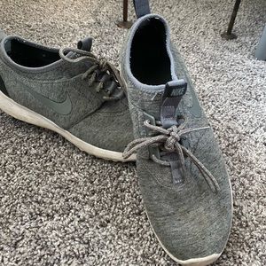 Nike roshe running shoe, womens size 9 grey fleece